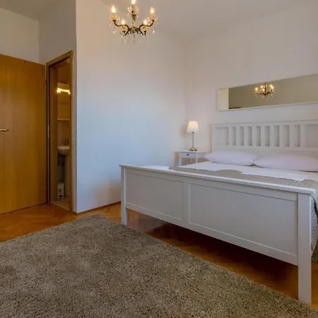 In 39332 Apartment *